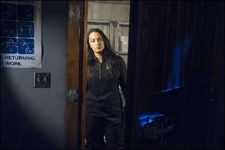 Resident Alien 108 01 (1200x800, 94 kБ...)